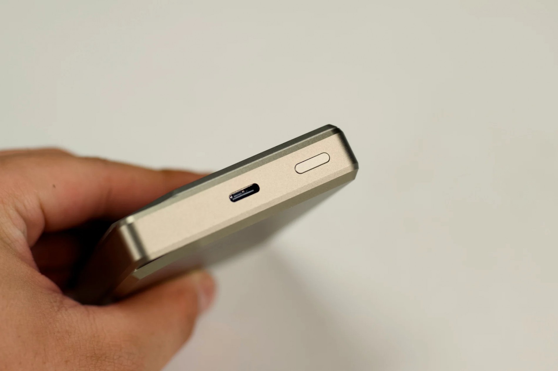 9_review_mophie_essentials_snap_plus_powerstation_10k__401116530