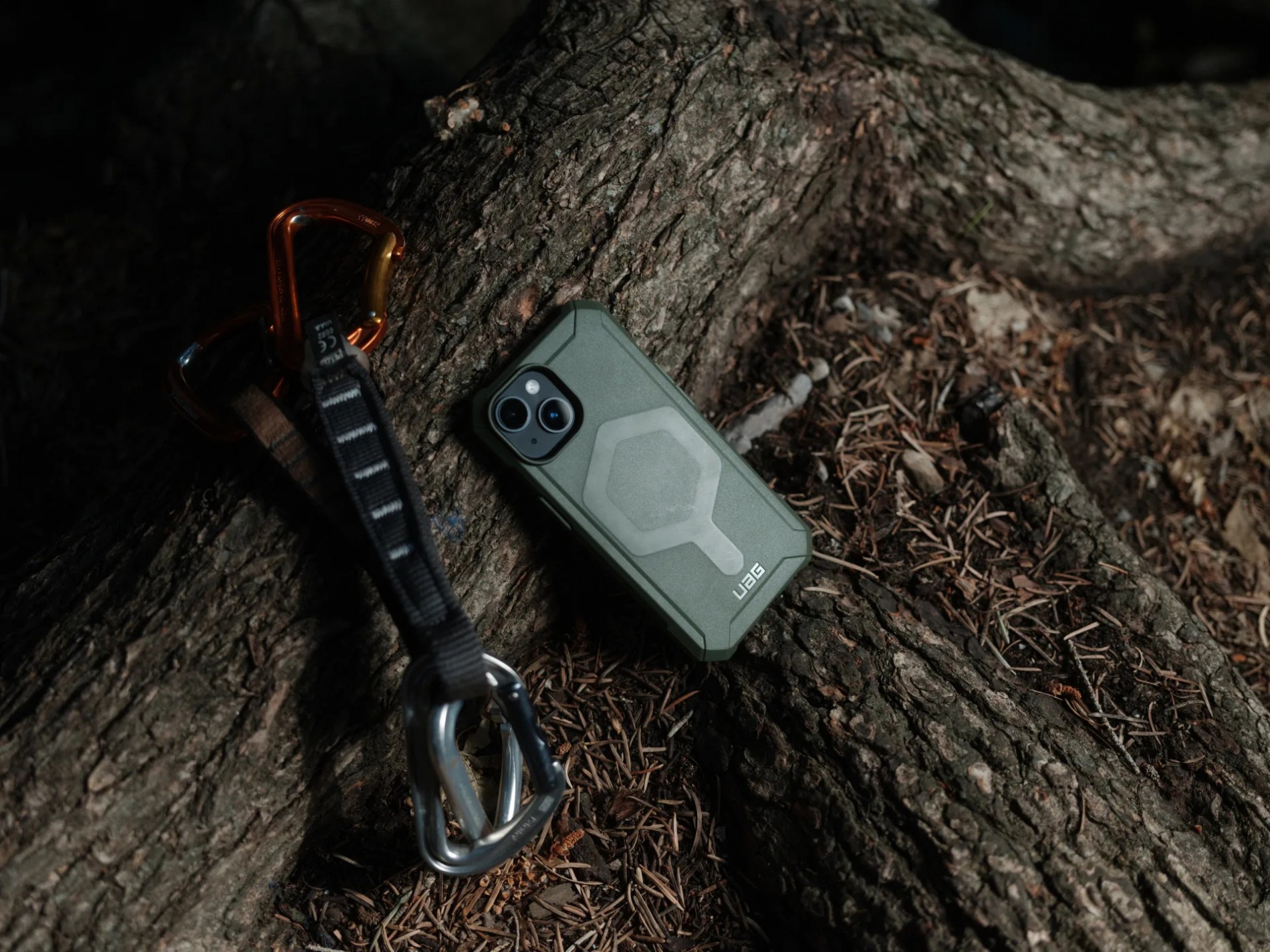 uag_essential_armor_for_magsafe_iphone_15_pro_max_1