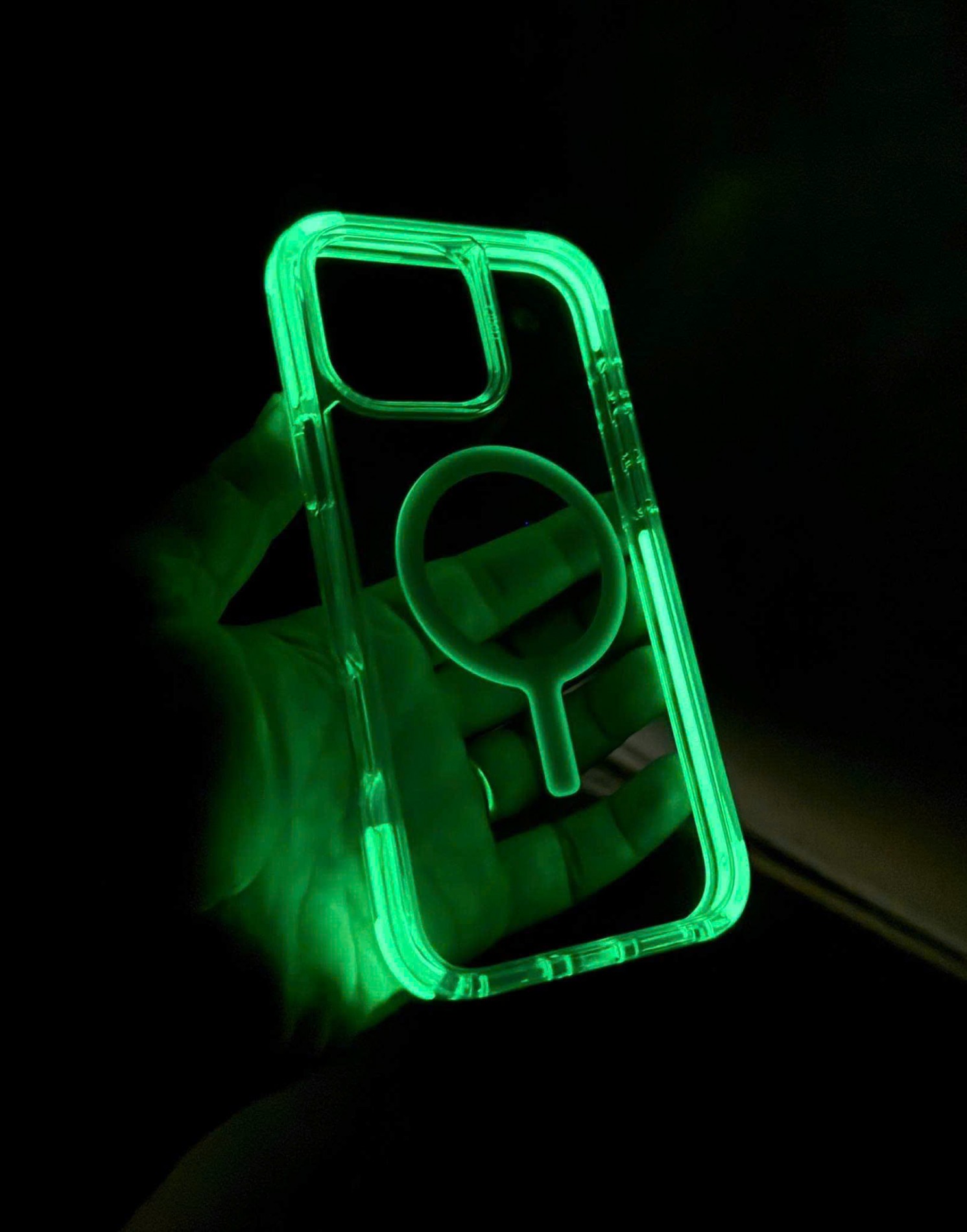 uniq_combat_luminous_iphone_16_series_2