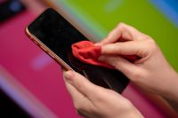 Chia sẻ cách lau màn hình điện thoại cho sạch