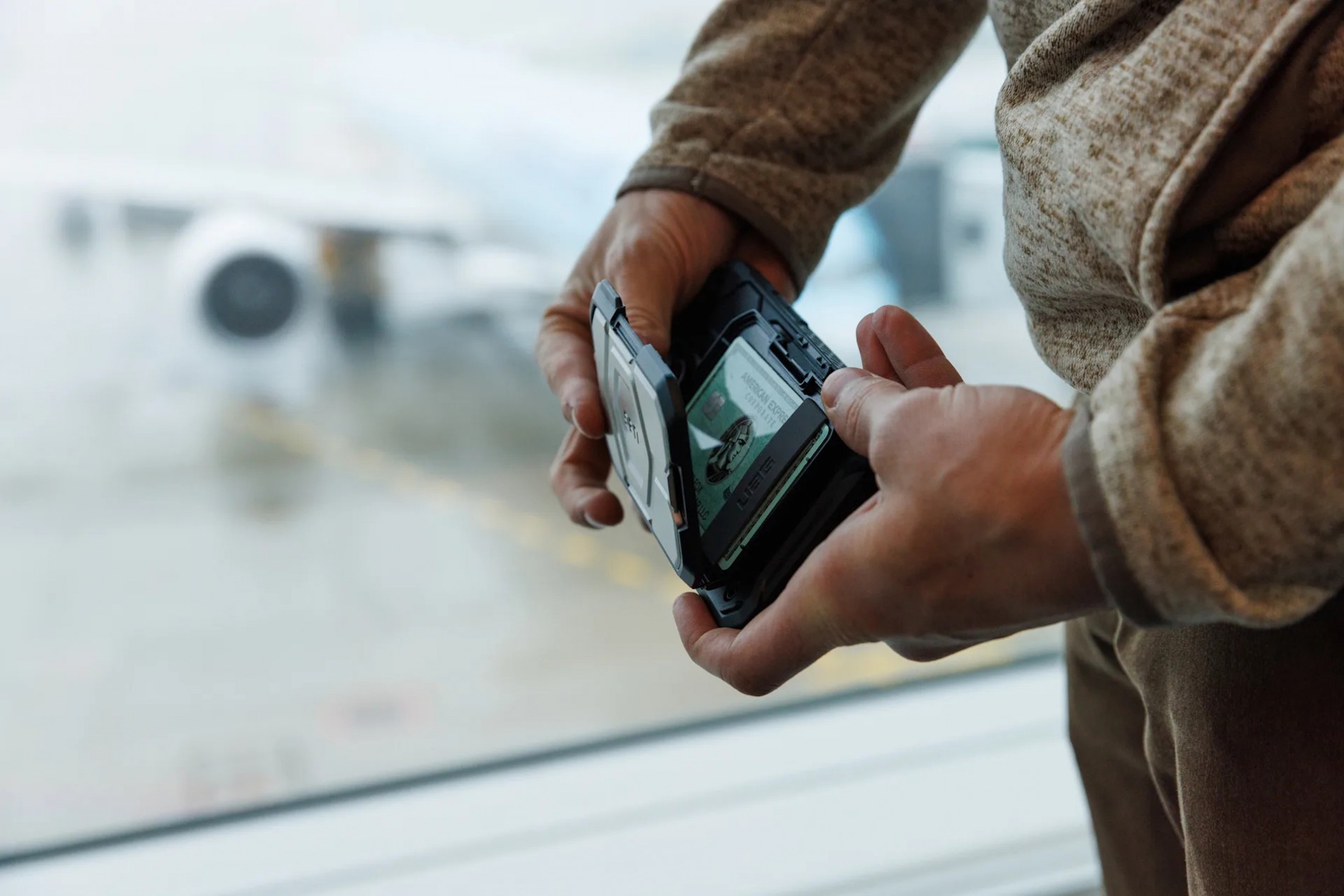 1_uag_magnetic_wallet_with_stand