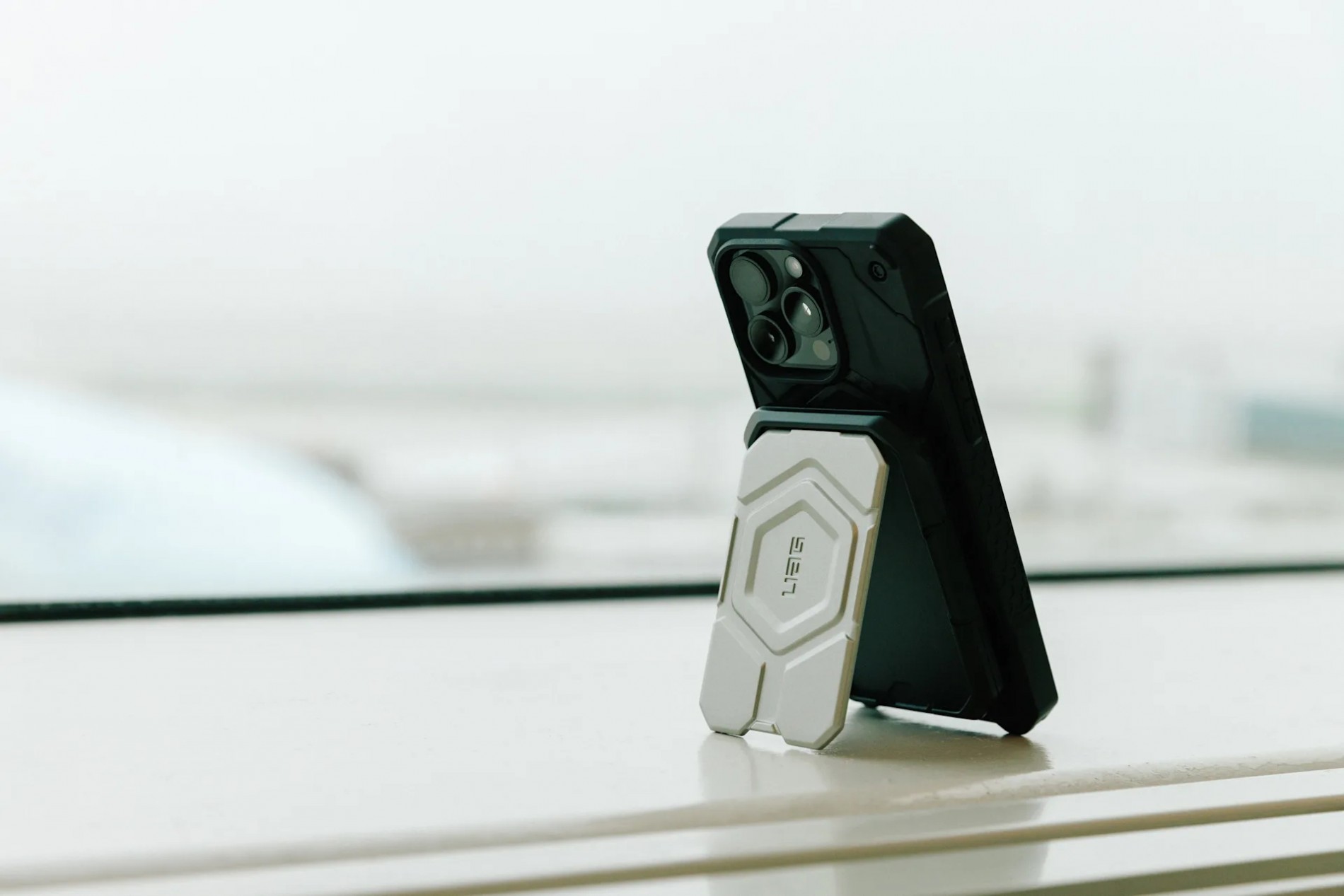 2_uag_magnetic_wallet_with_stand