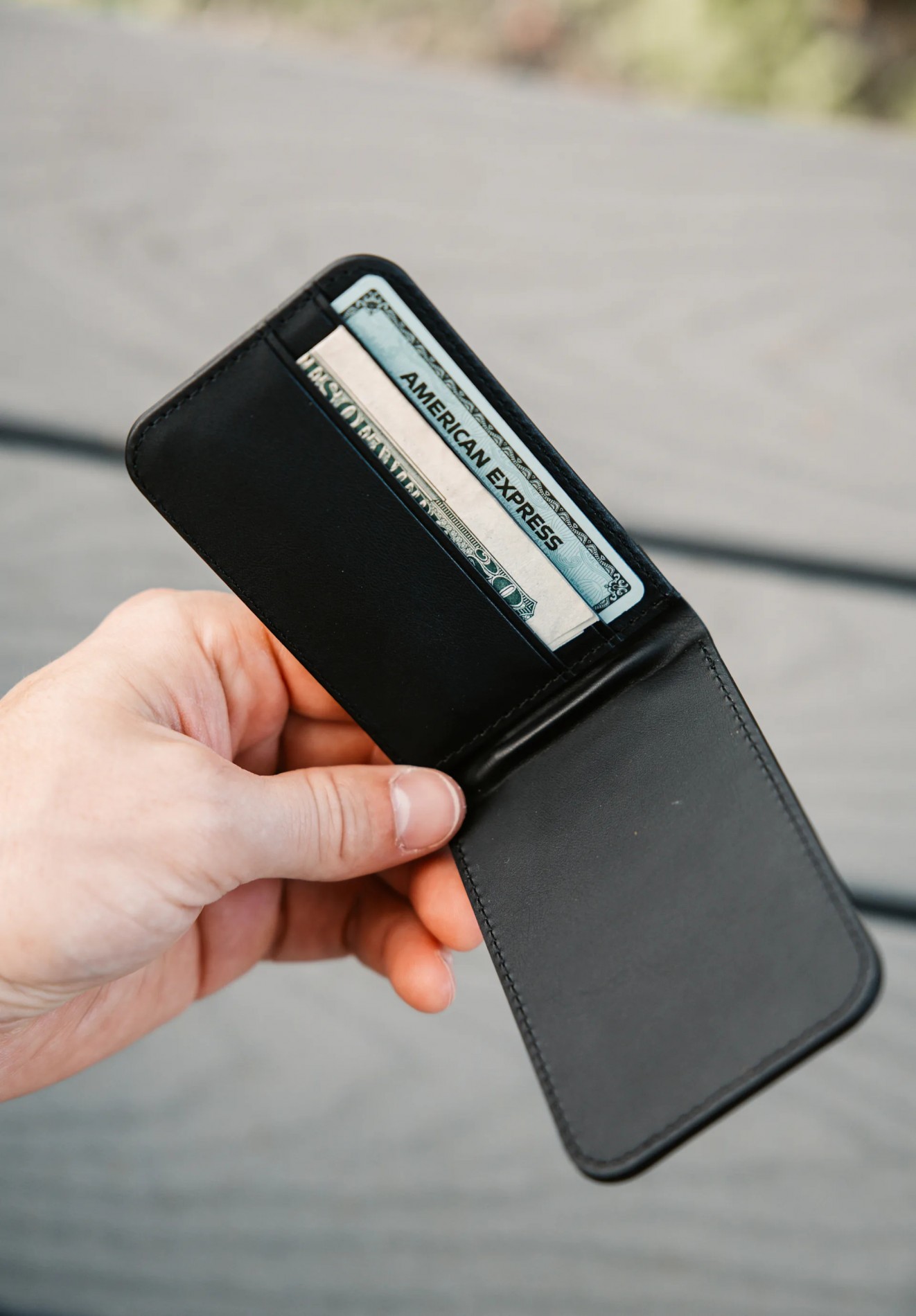 2_uag_metropolis_vegan_leather_magsafe_wallet