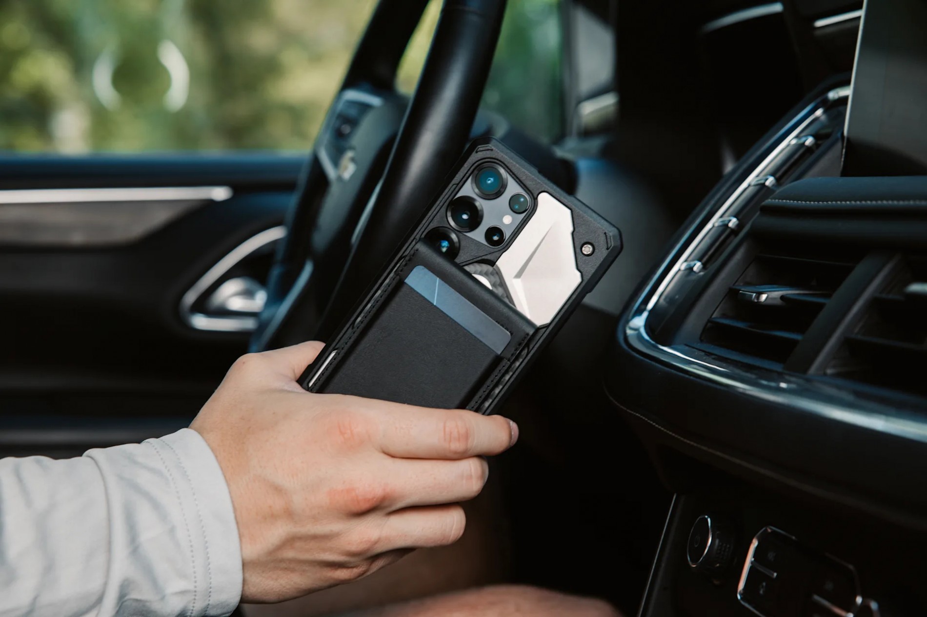 3_uag_metropolis_vegan_leather_magsafe_wallet