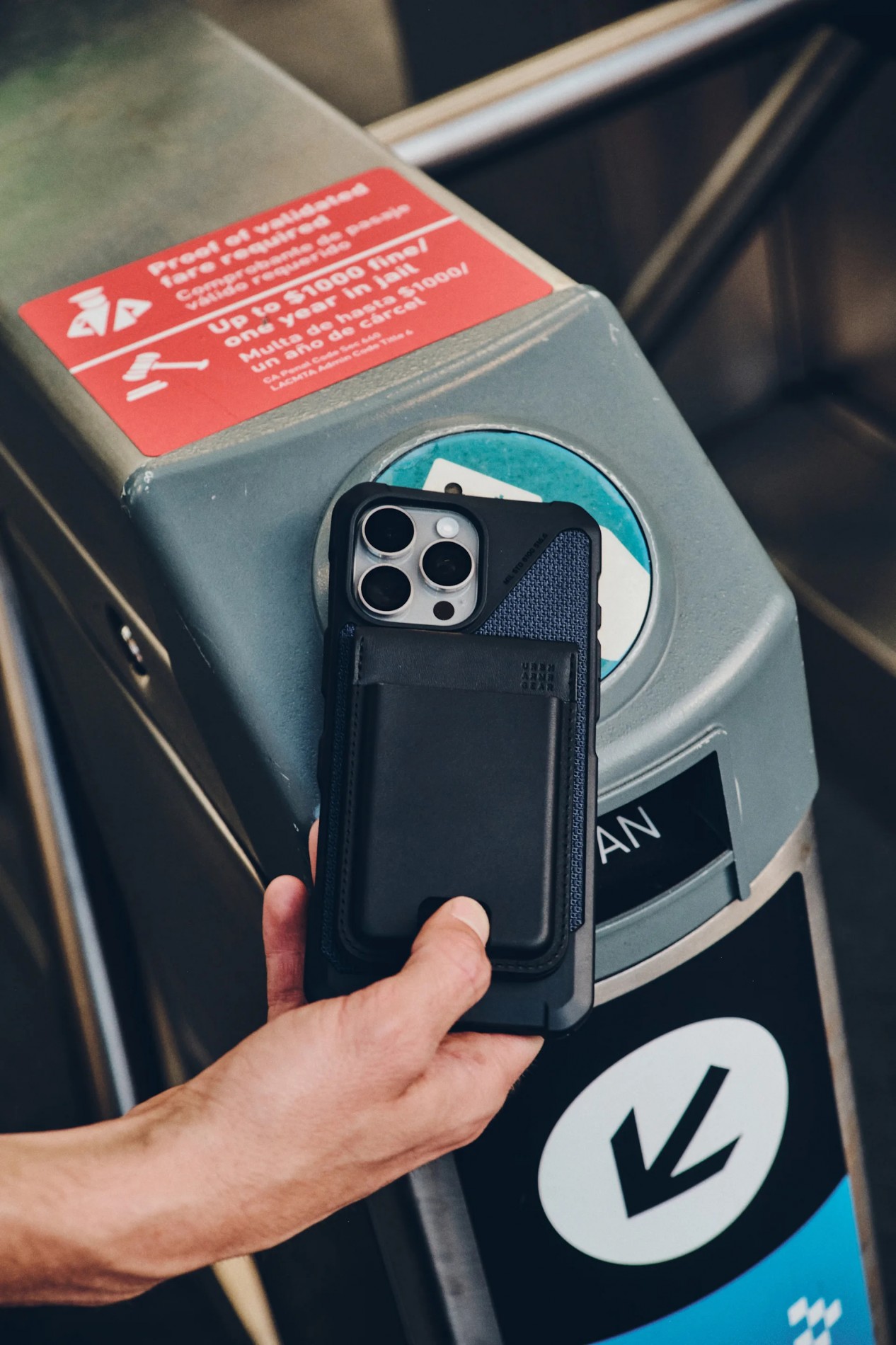 4_uag_metropolis_vegan_leather_magsafe_wallet