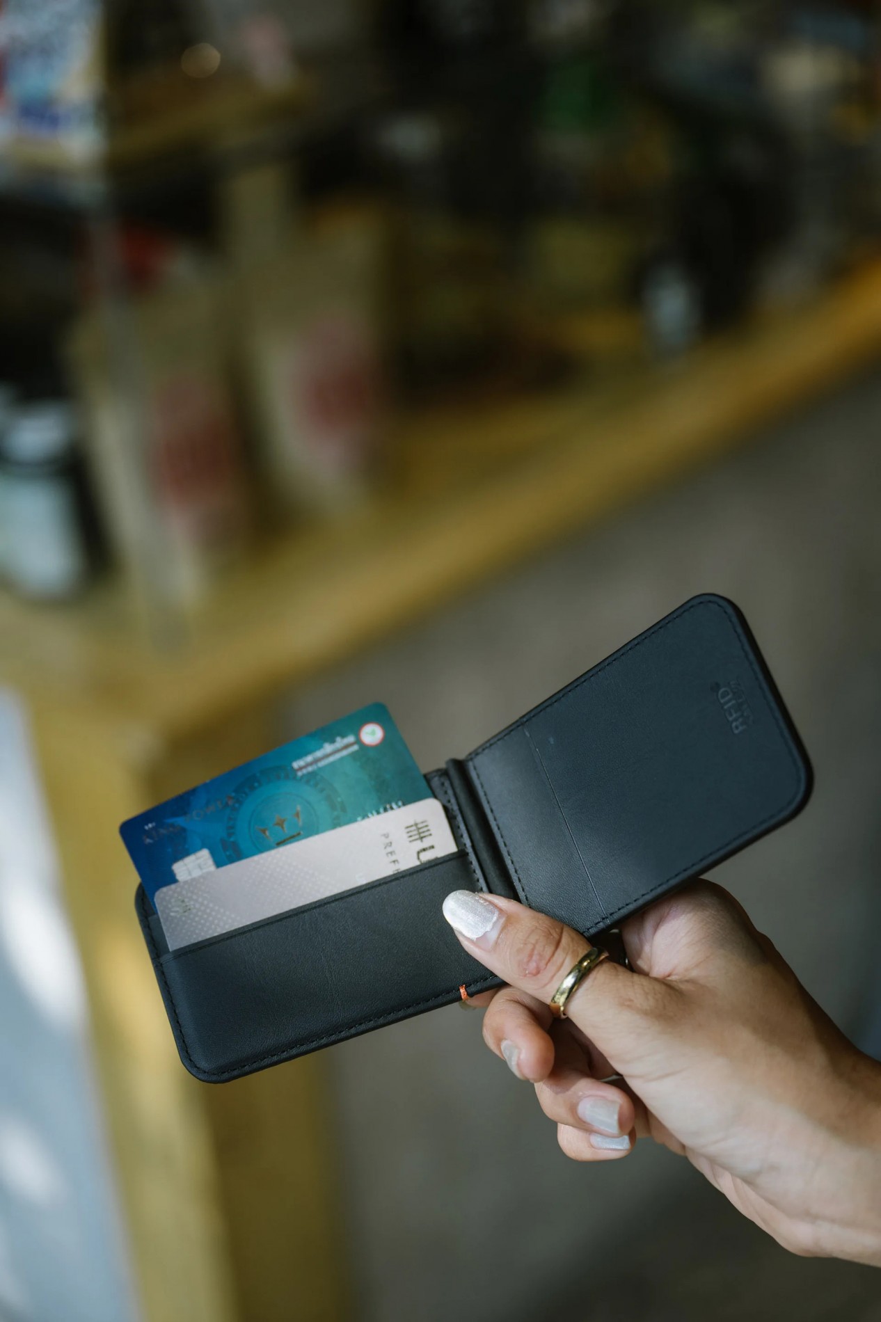 6_uag_metropolis_vegan_leather_magsafe_wallet