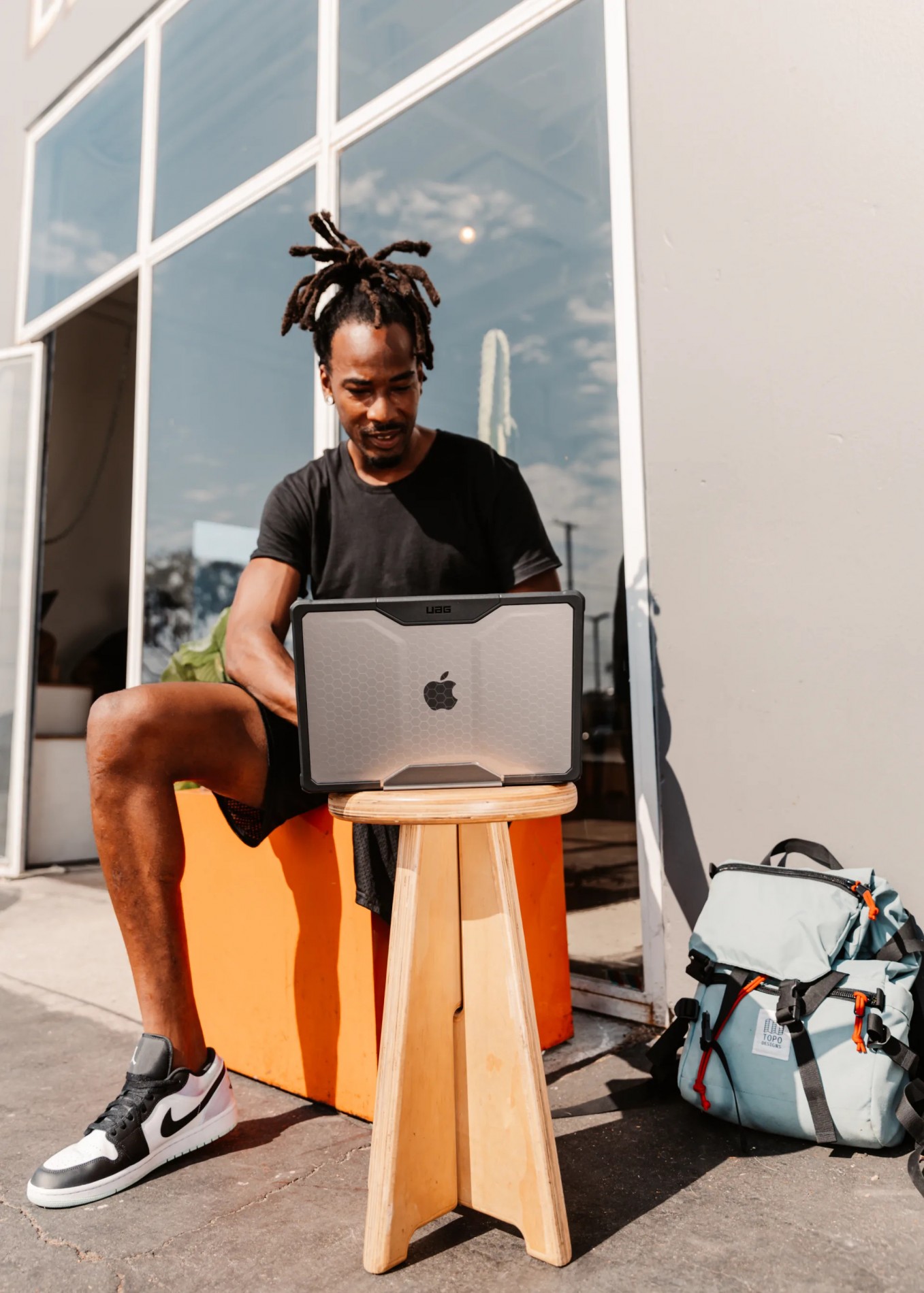 4_uag_plyo_macbook_air_13_m2_m3_2022_2024