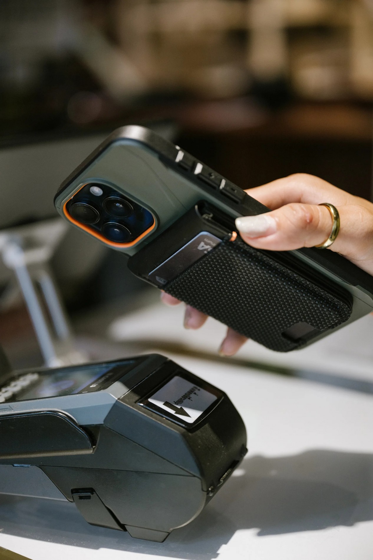 2_uag_metropolis_kevlar_magsafe_wallet