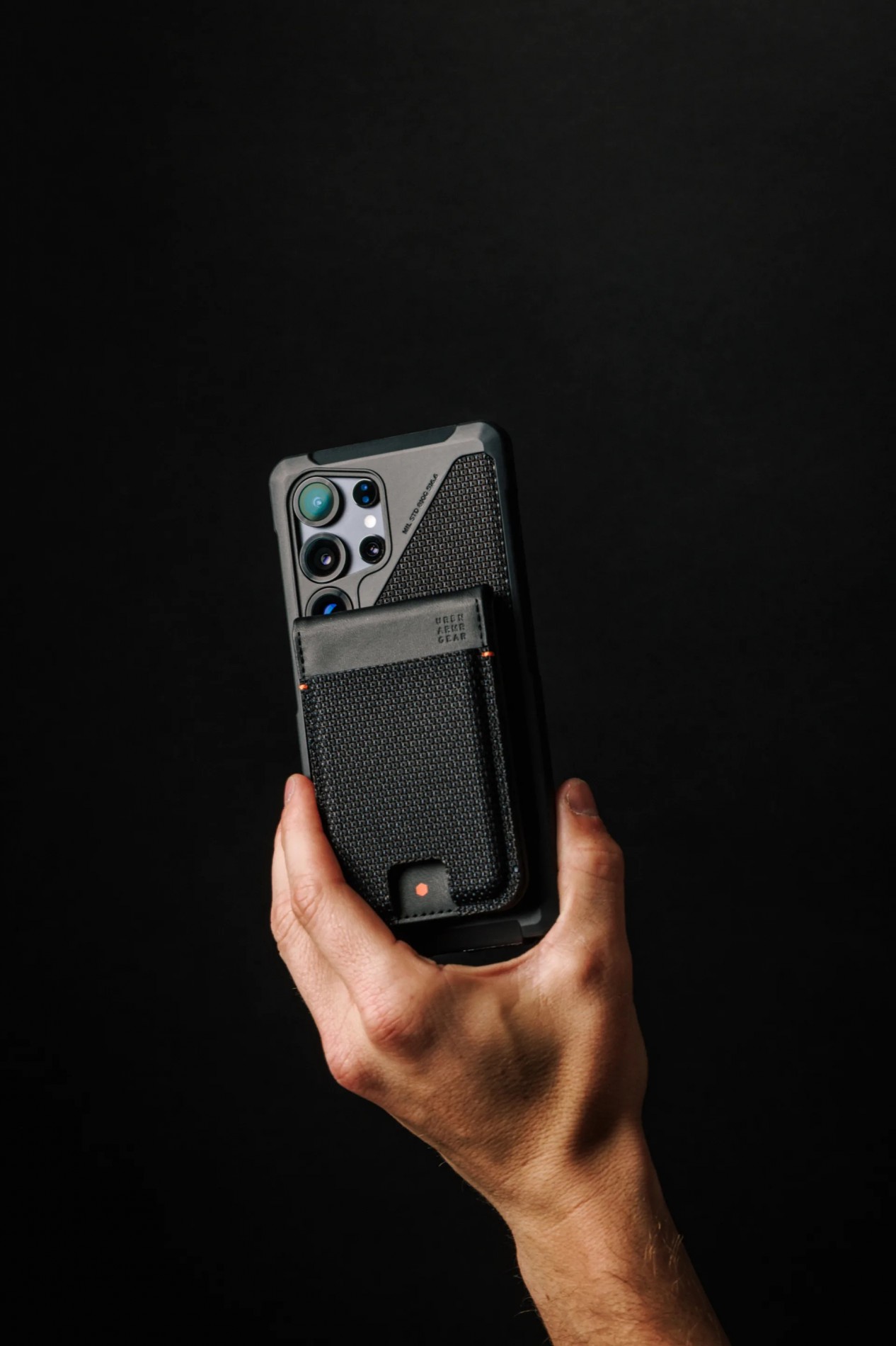 6_uag_metropolis_kevlar_magsafe_wallet